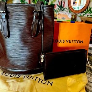 Louis Vuitton petite bucket shoulder bag